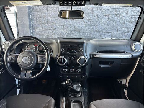 Used 2017 Jeep Wrangler Sahara w/ Connectivity Group AWD/4WD image 17