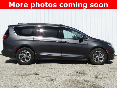 Used 2023 Chrysler Pacifica Limited FWD image 2