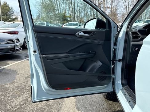Certified 2025 Volkswagen Taos SE image 11