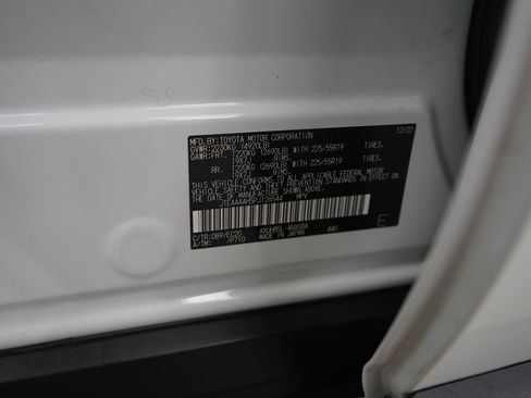 Used 2023 Toyota Venza XLE image 23