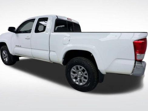 Used 2017 Toyota Tacoma SR5 w/ Tow Package AWD/4WD image 6