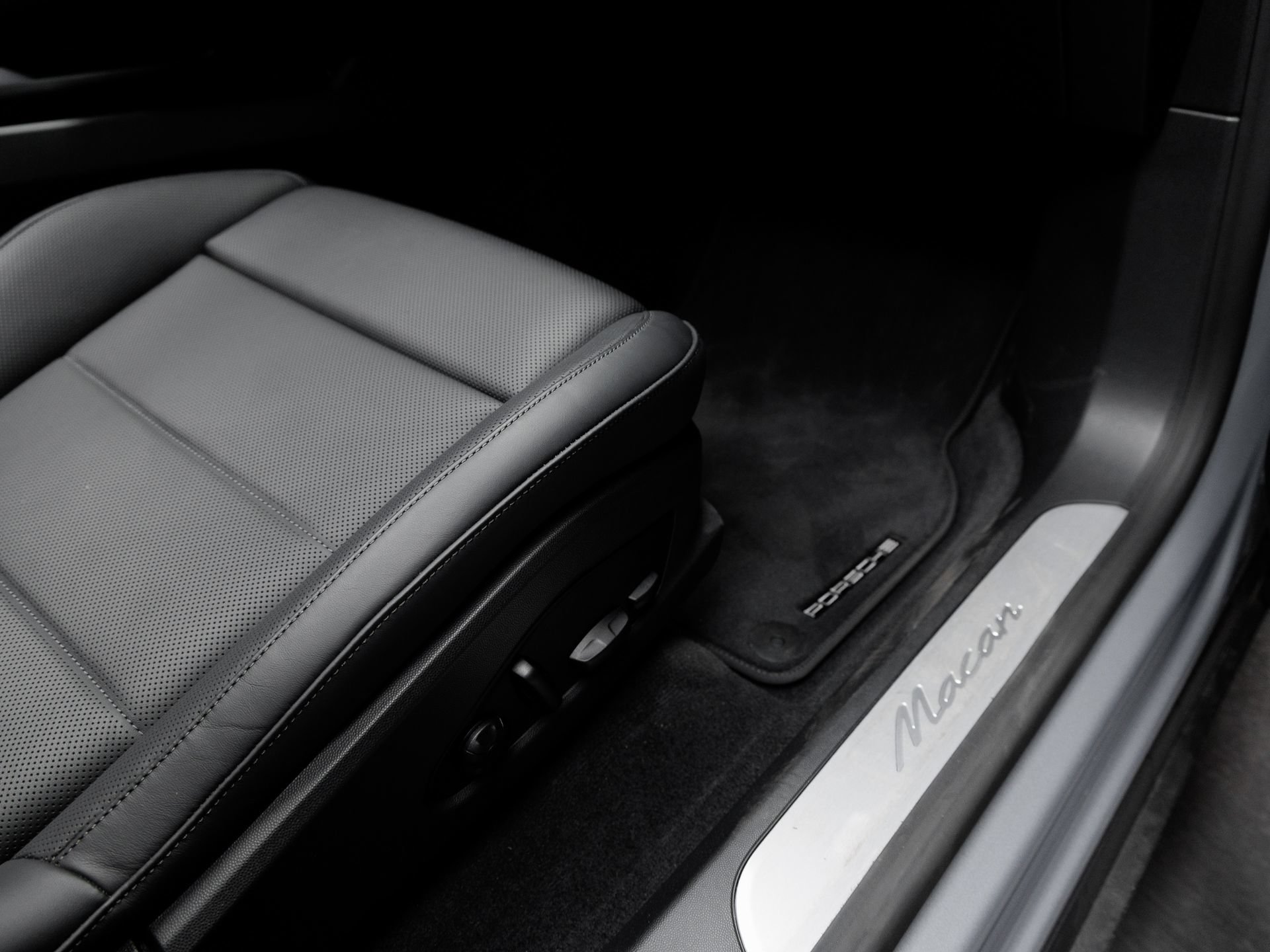 Certified 2025 Porsche Macan Electric RWD image 37