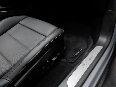 Used 2025 Porsche Macan Electric RWD image 37