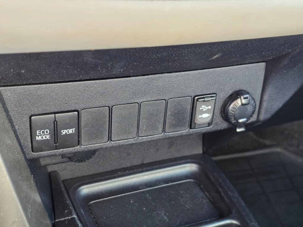 Used 2015 Toyota RAV4 XLE AWD/4WD image 11