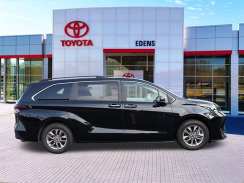 Used 2025 Toyota Sienna XLE FWD image 2