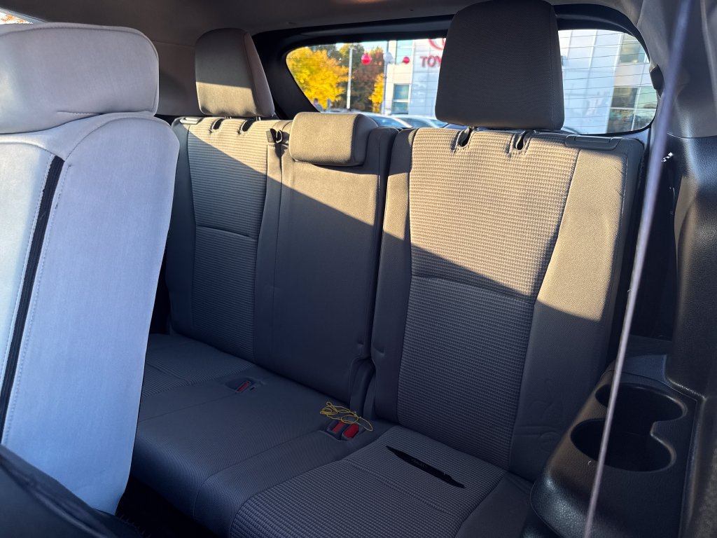 Used 2022 Toyota Highlander LE AWD/4WD image 42