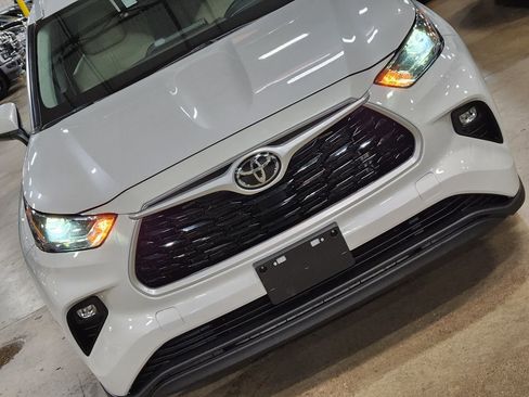 Used 2022 Toyota Highlander XLE AWD/4WD image 19