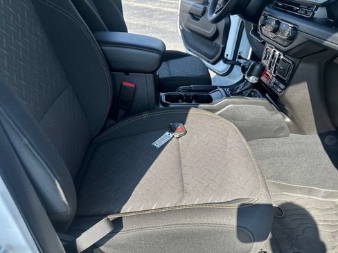 Used 2025 Jeep Gladiator Mojave w/ Convenience Group AWD/4WD image 19