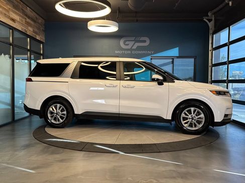 Used 2024 Kia Carnival LX FWD image 2