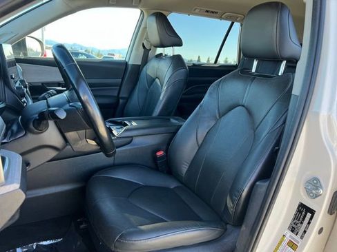 Used 2024 Toyota Grand Highlander Limited image 11
