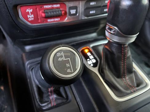 Used 2018 Jeep Wrangler Unlimited Rubicon AWD/4WD image 36