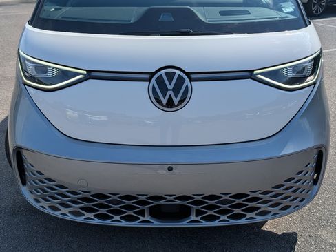 Used 2025 Volkswagen ID. Buzz Pro S Plus RWD image 13