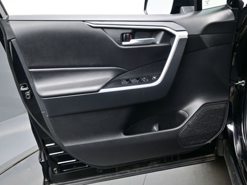 Used 2025 Toyota RAV4 XLE AWD/4WD image 9