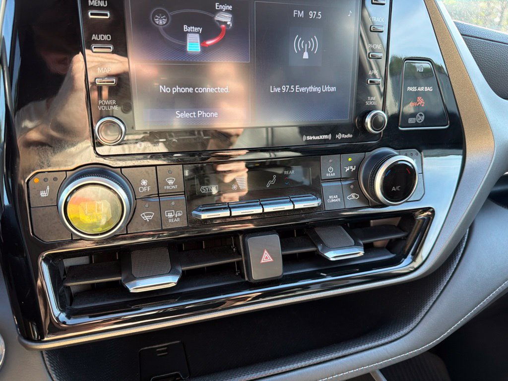 Used 2022 Toyota Highlander XLE AWD/4WD image 12