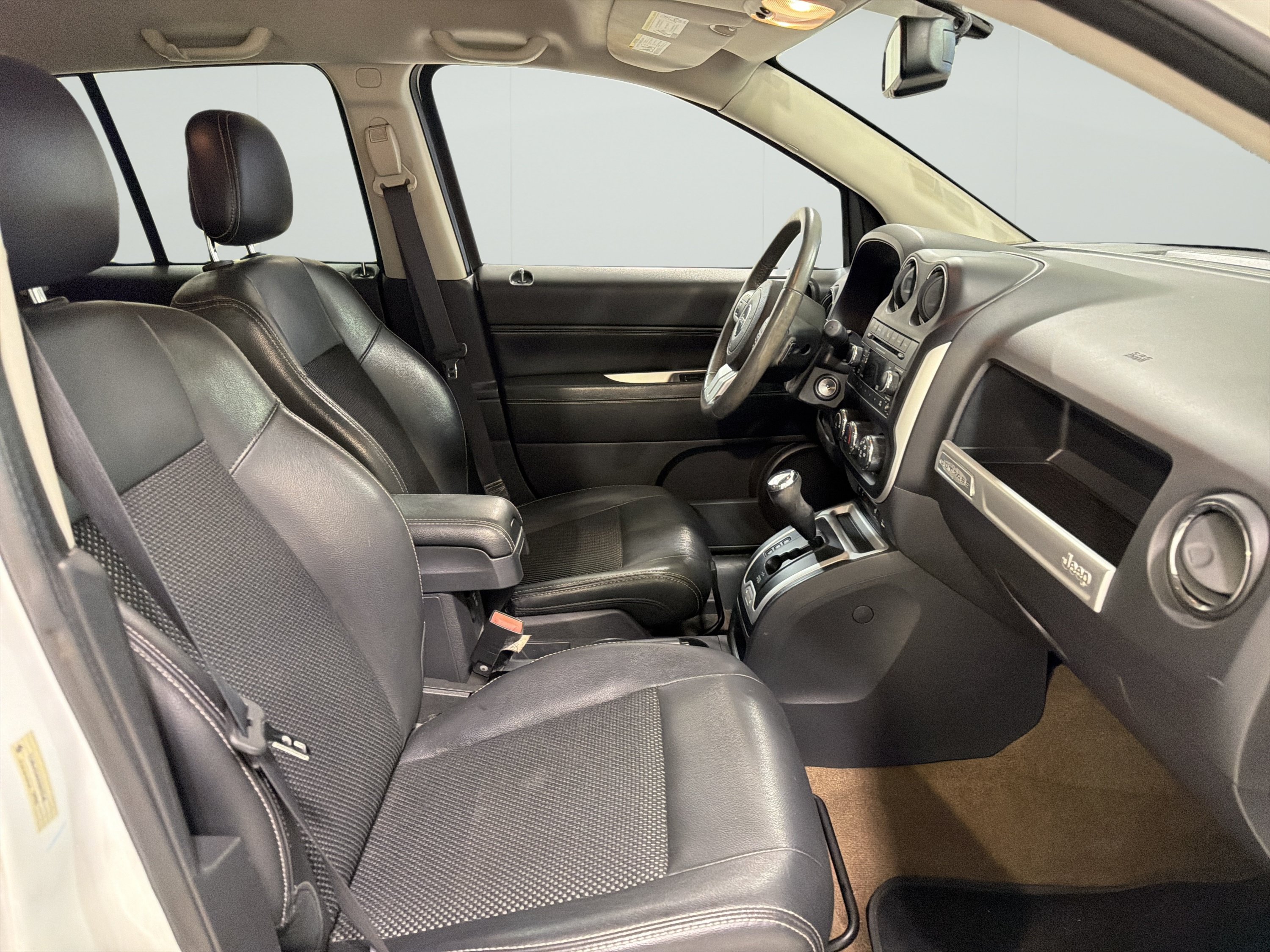 Used 2016 Jeep Compass Latitude FWD image 11