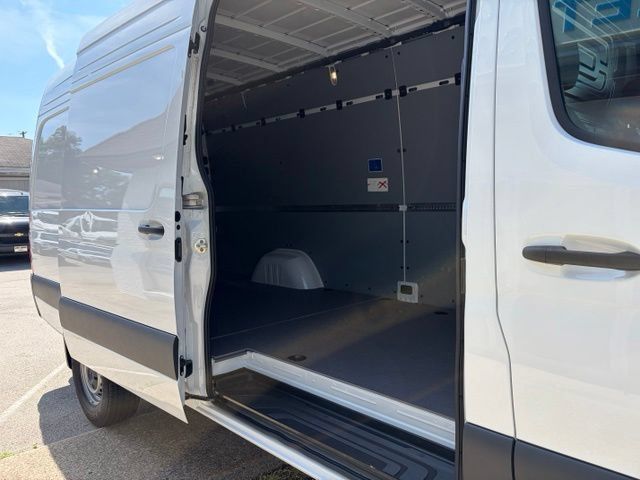 Used 2025 Mercedes-Benz Sprinter 2500 image 4