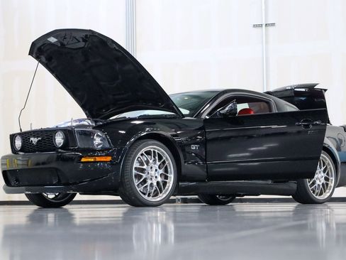 Used 2005 Ford Mustang GT RWD image 39