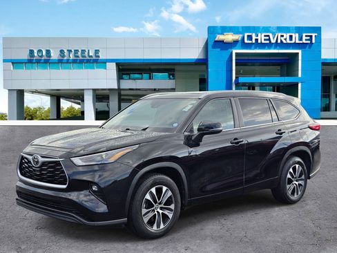Used 2023 Toyota Highlander XLE FWD image 2
