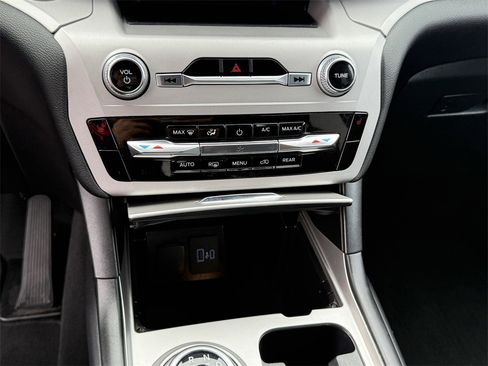 Used 2024 Ford Explorer XLT image 29