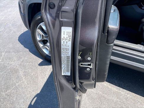 Used 2019 Jeep Cherokee Trailhawk AWD/4WD image 35