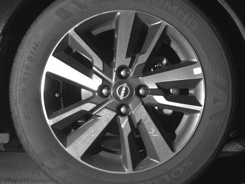 Used 2025 Nissan Versa SV image 13