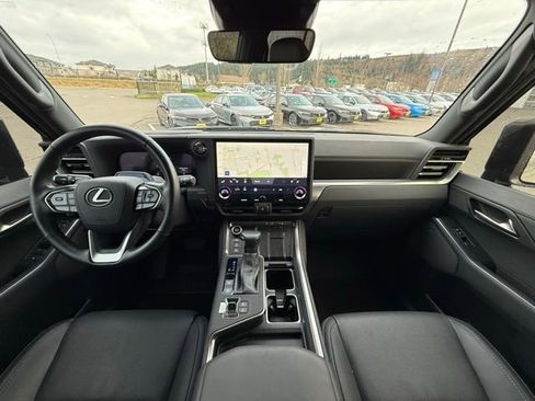 Used 2024 Lexus GX 550 image 11