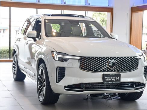 Used 2025 Volvo XC90 B5 Plus w/ Protection Package Premier image 3