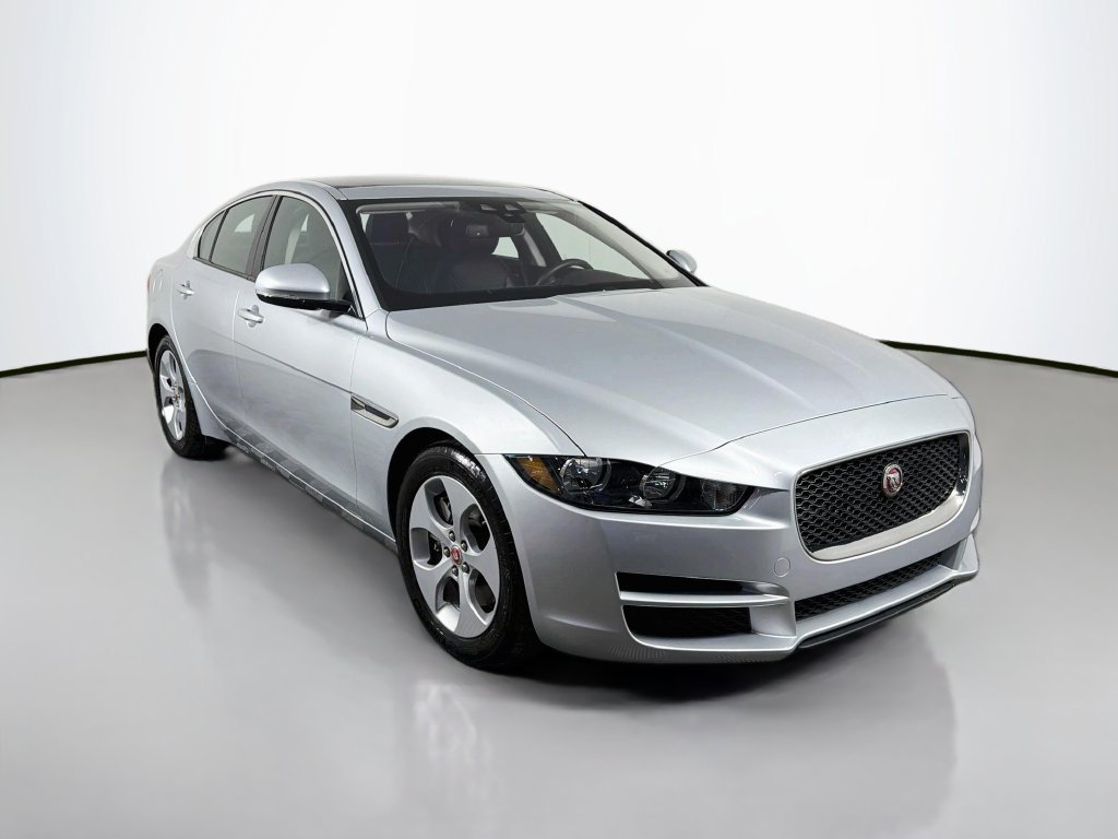 Used 2018 Jaguar XE RWD image 3