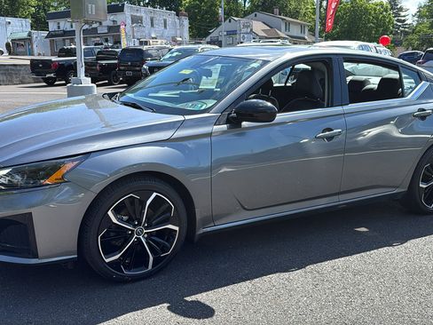 Certified 2023 Nissan Altima 2.5 SR w/ SR Premium Package FWD image 3