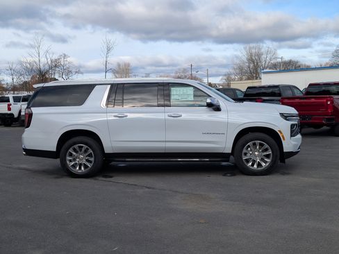 New 2026 Chevrolet Suburban Premier image 9