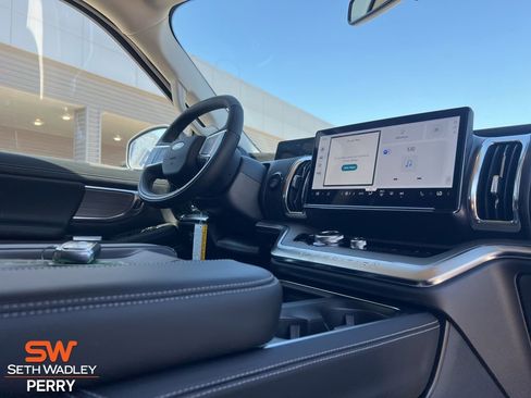 New 2025 Ford Expedition Platinum w/ Driver's Package image 2