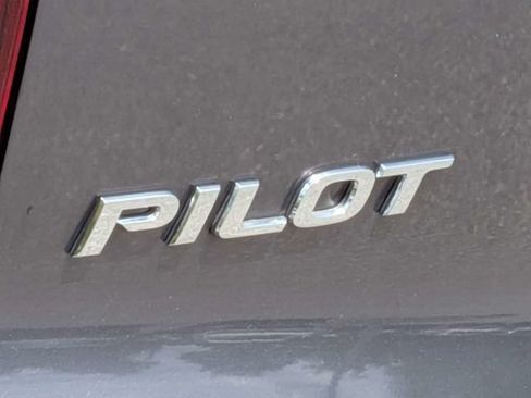 Used 2018 Honda Pilot Touring image 12