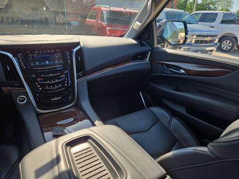 Used 2020 Cadillac Escalade ESV Luxury AWD/4WD image 13