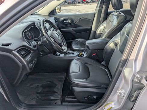 Used 2019 Jeep Cherokee Latitude Plus w/ Comfort/Convenience Group image 2