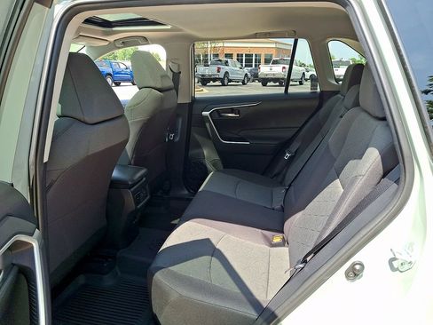 Used 2021 Toyota RAV4 XLE w/ Convenience Package FWD image 10