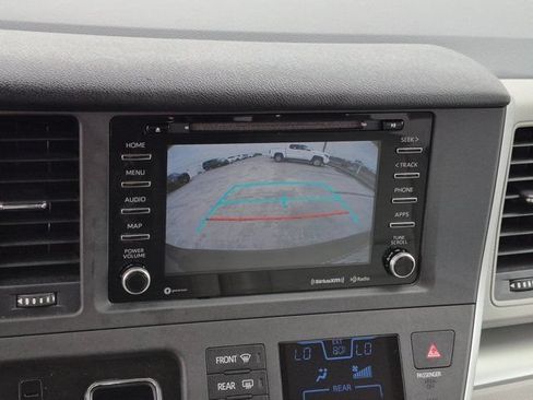 Used 2020 Toyota Sienna LE FWD image 23