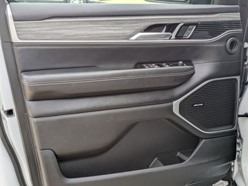 Used 2024 Jeep Wagoneer Series II w/ Flexible Seating Group image 11