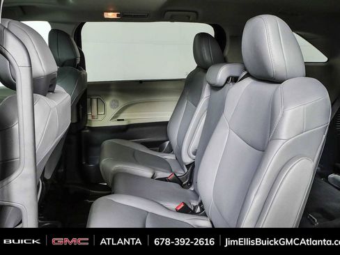 Used 2024 Toyota Sienna XLE FWD image 17