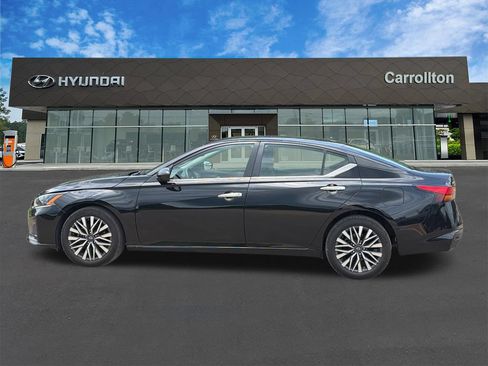 Used 2025 Nissan Altima 2.5 SV FWD image 8
