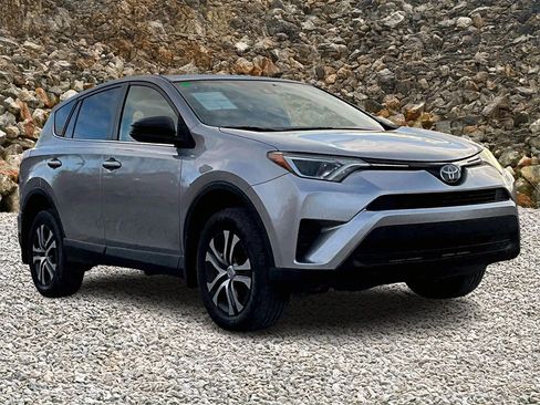 Used 2018 Toyota RAV4 LE w/ Carpet Mat Package image 9