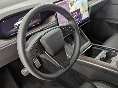 Used 2025 Tesla Model X image 4