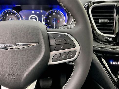 Used 2026 Chrysler Pacifica Limited FWD image 24