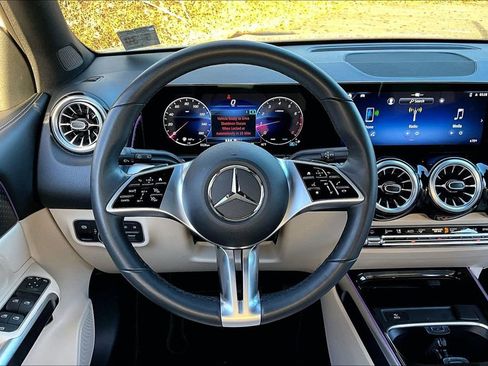 Used 2025 Mercedes-Benz GLB 250 4MATIC image 5