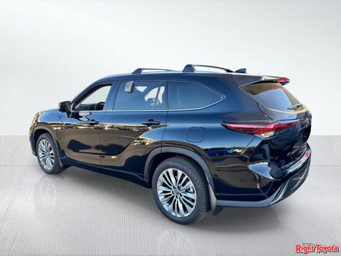 Certified 2026 Toyota Highlander Platinum AWD/4WD image 3