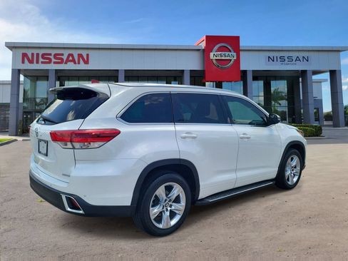 Used 2018 Toyota Highlander Limited FWD image 2