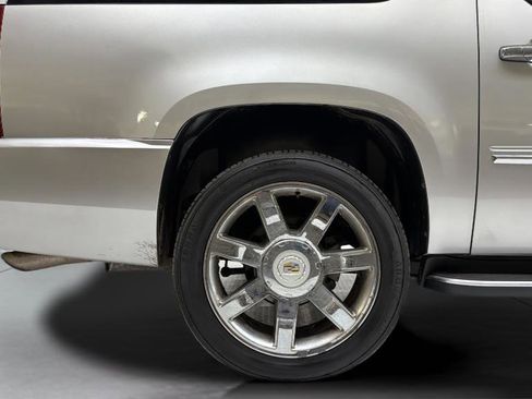 Used 2011 Cadillac Escalade ESV Luxury image 35