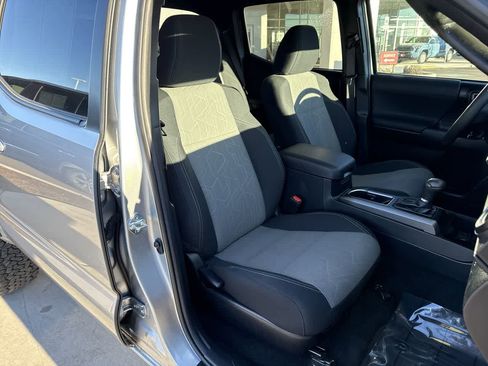 Used 2022 Toyota Tacoma TRD Off-Road image 14