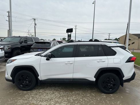 Used 2019 Toyota RAV4 LE FWD image 2