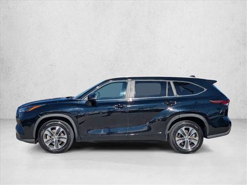Used 2024 Toyota Highlander XLE image 9