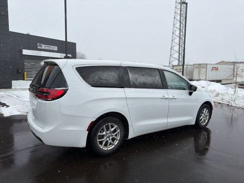 Used 2024 Chrysler Pacifica Touring-L image 7